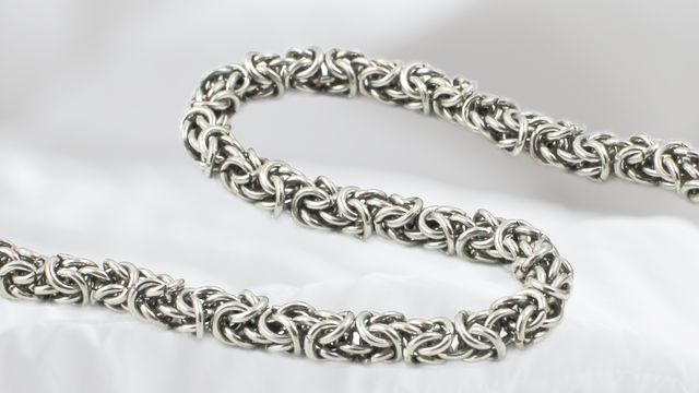 Jak vyčistit chirurgickou ocel a vrátit šperkům z ní zářivý lesk