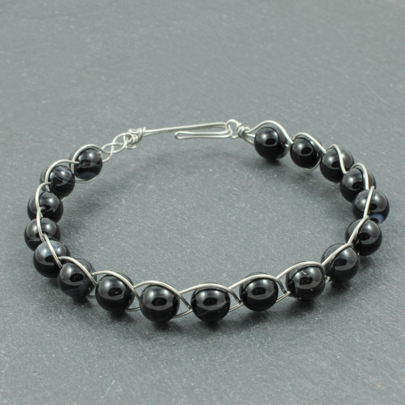 Náramek housenka z onyxu