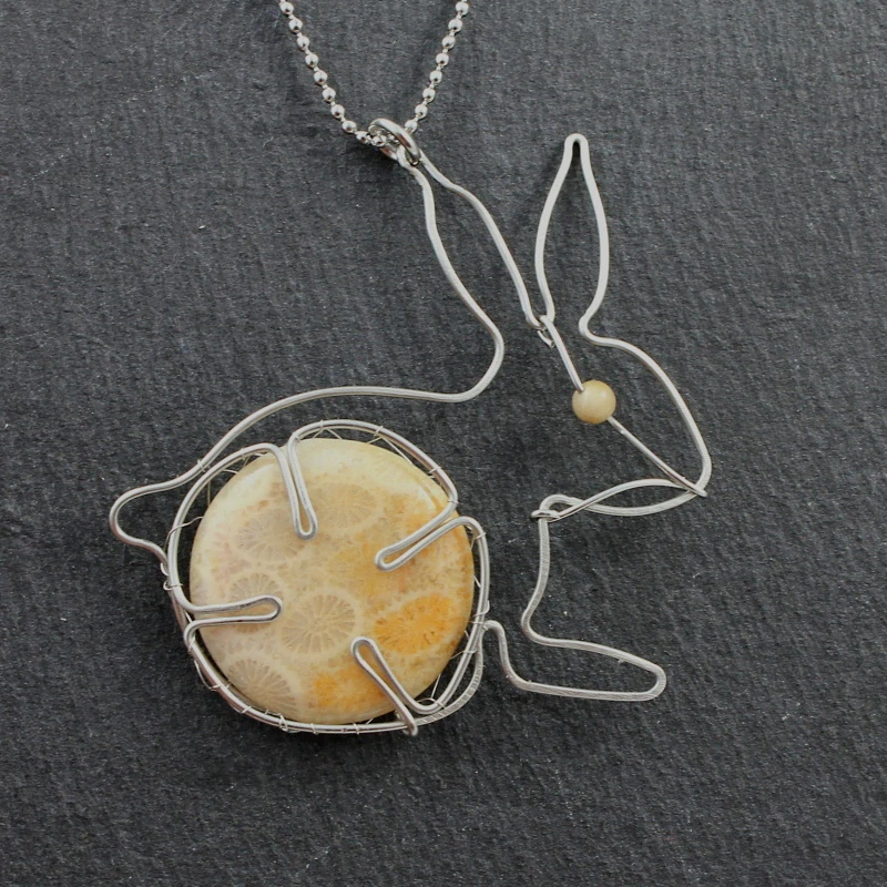 Náhrdelník králík s fosilním korálem