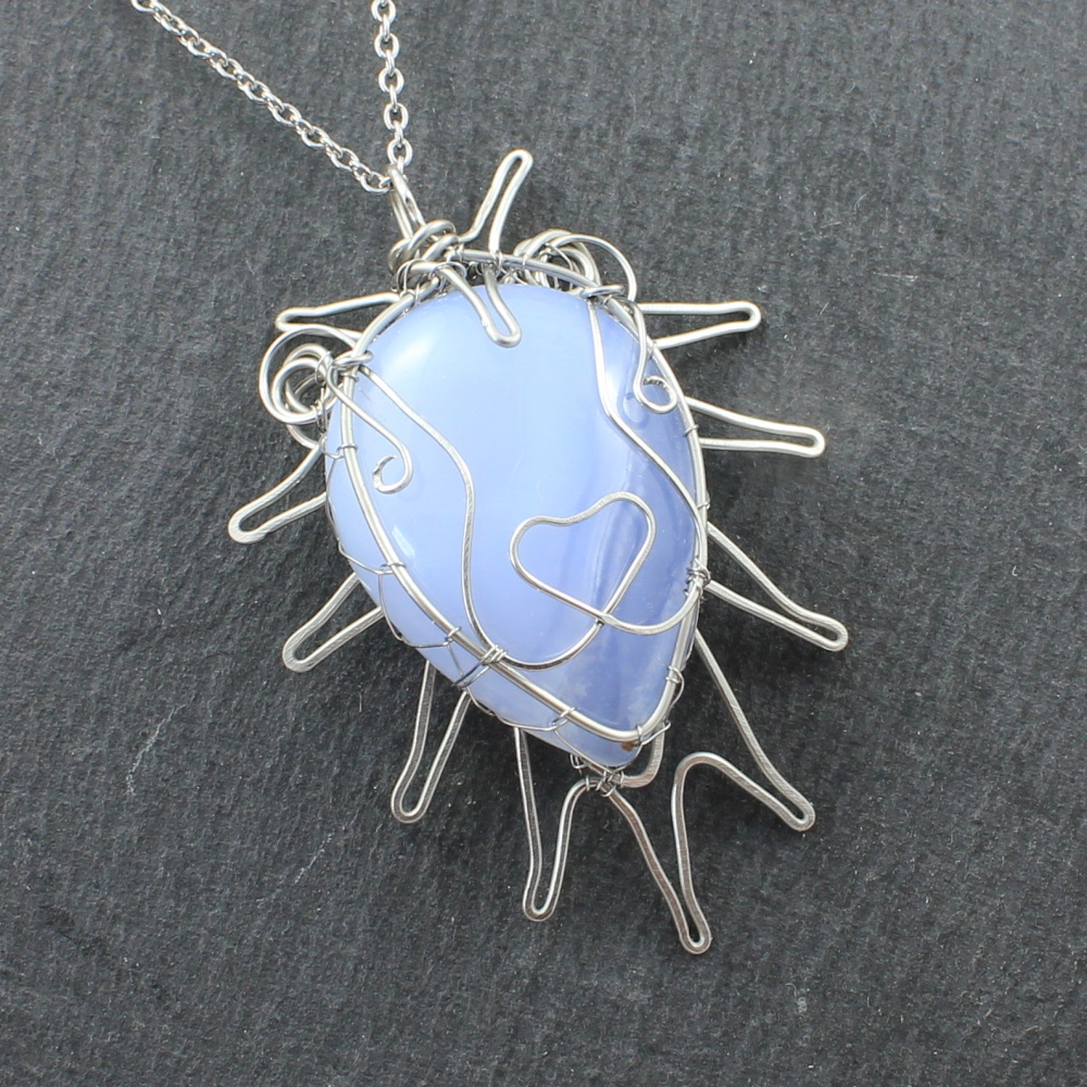 Lví přívěsek s modrým chalcedonem