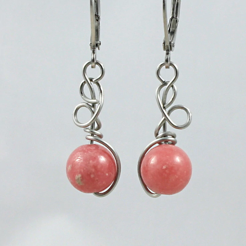 Náušnice s růžovým kamenem thulitem – model Zrození