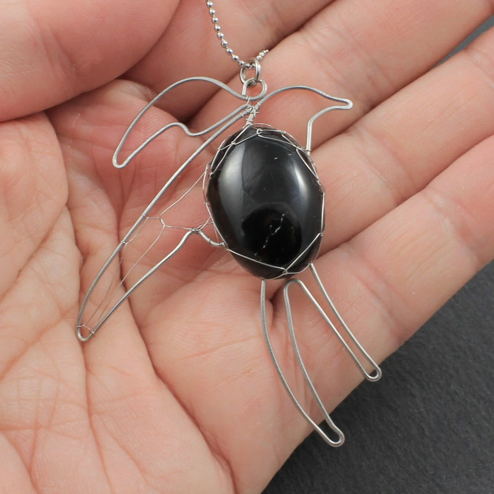 Přívěsek vlaštovka se skorylem