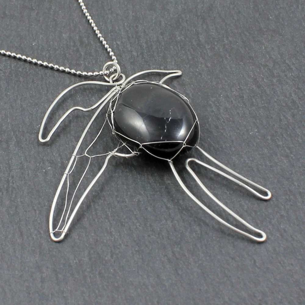 Přívěsek vlaštovka se skorylem