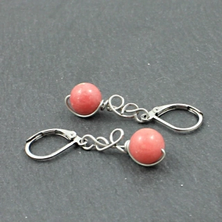 Náušnice s růžovým kamenem thulitem – model Zrození